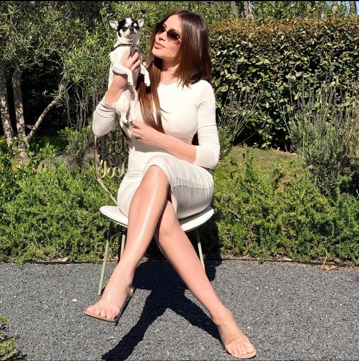 sofiavergara207's tweet photo. There's a special kind of magic in the people who quietly support you 💫 Lately I've been feeling it more than ever. And for those who feel like we'd get along… I don't need a big crowd, just the right ones 😌 To my real ones: you already know. And if you're new here… https://t.co/U0eVQcTQUK