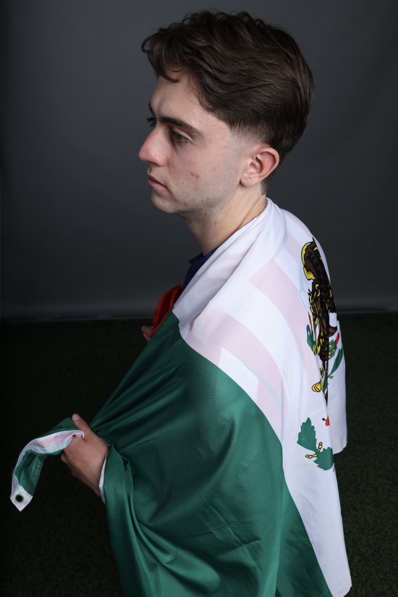 Chivas's tweet photo. 🇲🇽 ¡Qué orgullo ser mexicanos y ser de las Chivas! ❤️🤍 https://t.co/8BfTwDXpgk
