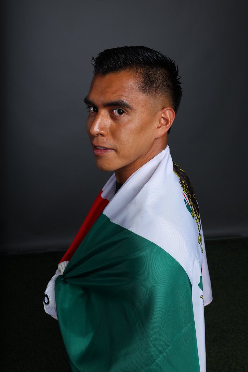Chivas's tweet photo. 🇲🇽 ¡Qué orgullo ser mexicanos y ser de las Chivas! ❤️🤍 https://t.co/8BfTwDXpgk