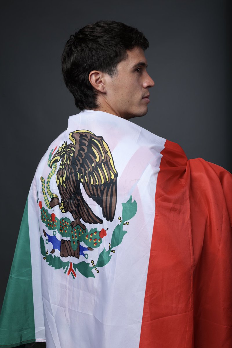 Chivas's tweet photo. 🇲🇽 ¡Qué orgullo ser mexicanos y ser de las Chivas! ❤️🤍 https://t.co/8BfTwDXpgk