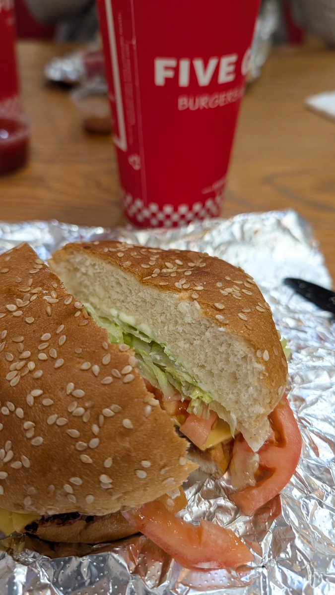 lexram's tweet photo. Pretty slick how #fiveguys increased their bun size. https://t.co/guy2LjQ8te