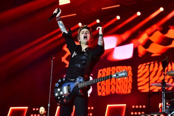 GDArgNation's tweet photo. Hace un año Green Day cerraba la gira sudamericana tocando por primera vez en el Jockey Club de Asunción, Paraguay https://t.co/RWyyrP7qWz