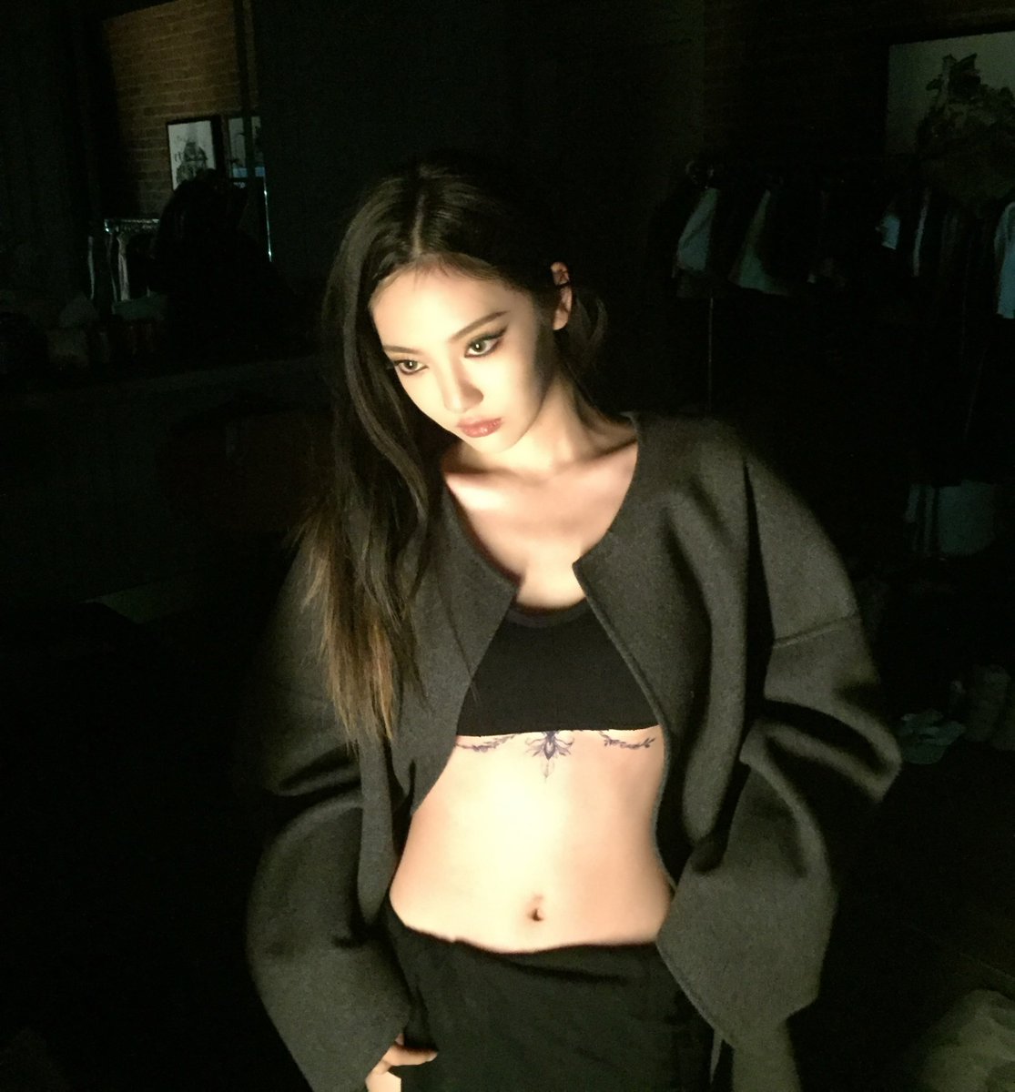 nnglog's tweet photo. THE CHEST HENNA TATTOO???!!! HELLO????? https://t.co/N6dSwqyRD4