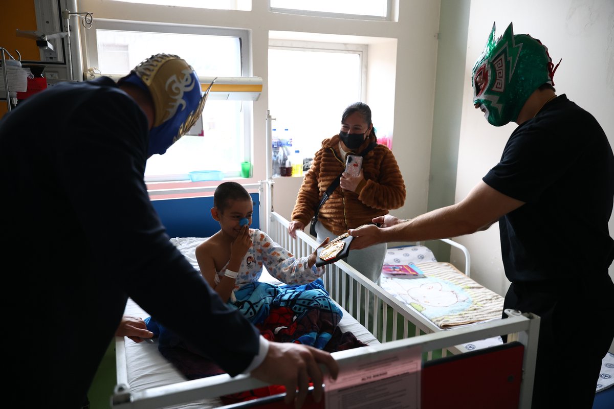 luchalibreaaa's tweet photo. El Megacampeón de AAA, El Grande Americano, Bravo y Rayo, hicieron una visita MUY ESPECIAL 📷 a los niños de @DrSonrisasAC 📷 https://t.co/ZOLtTWGuVi