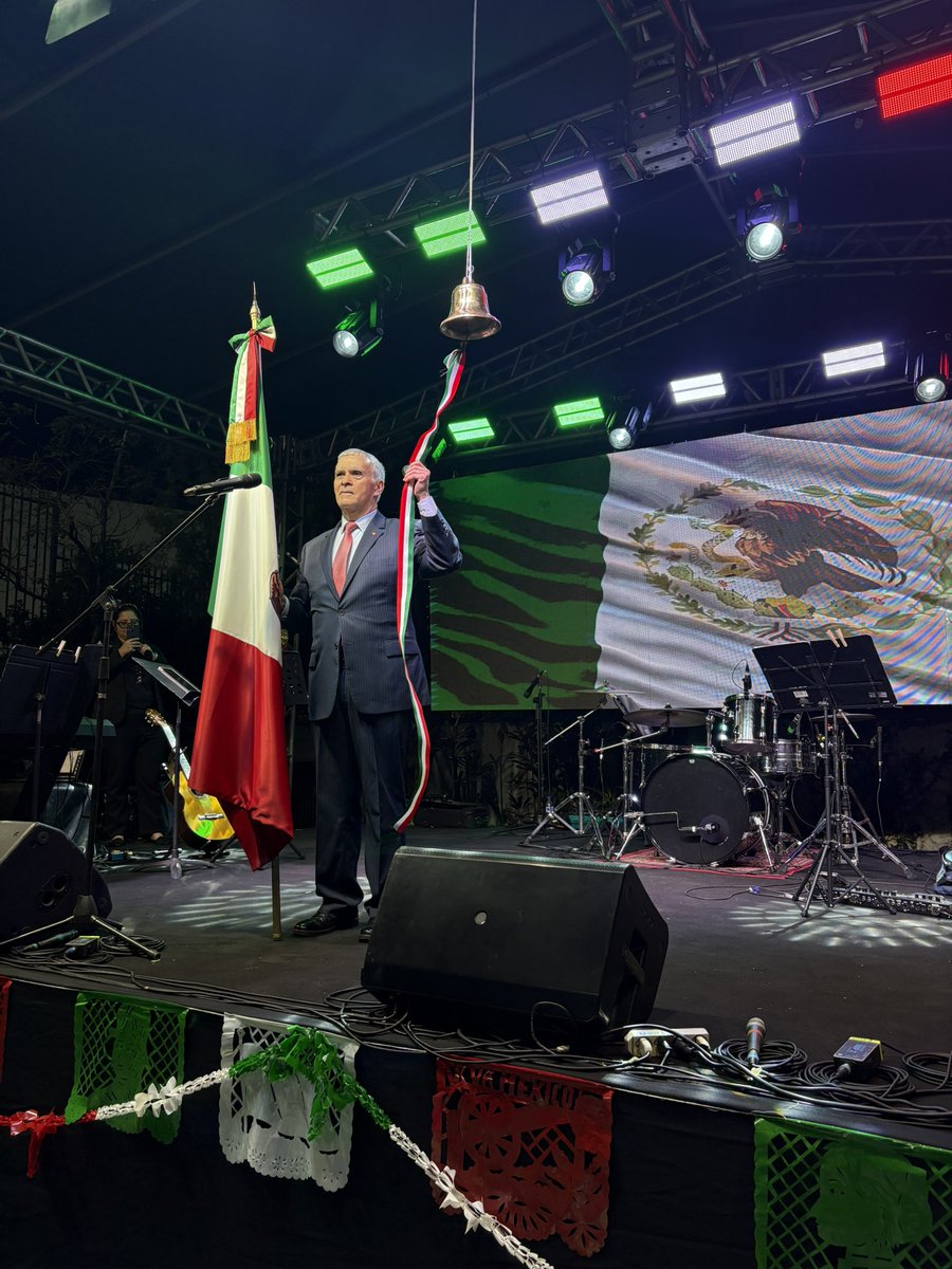 EmbaMexPay's tweet photo. #Ahora en compañía del Cuerpo Diplomático, autoridades, comunidad mexicana y amigos de la embajada el Emb. Nungaray da el Grito de Independencia ¡Viva México! ¡Viva la Independencia! 🇲🇽
@SRE_mx https://t.co/Sngs6JwWMU