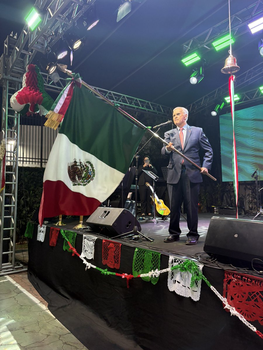 EmbaMexPay's tweet photo. #Ahora en compañía del Cuerpo Diplomático, autoridades, comunidad mexicana y amigos de la embajada el Emb. Nungaray da el Grito de Independencia ¡Viva México! ¡Viva la Independencia! 🇲🇽
@SRE_mx https://t.co/Sngs6JwWMU