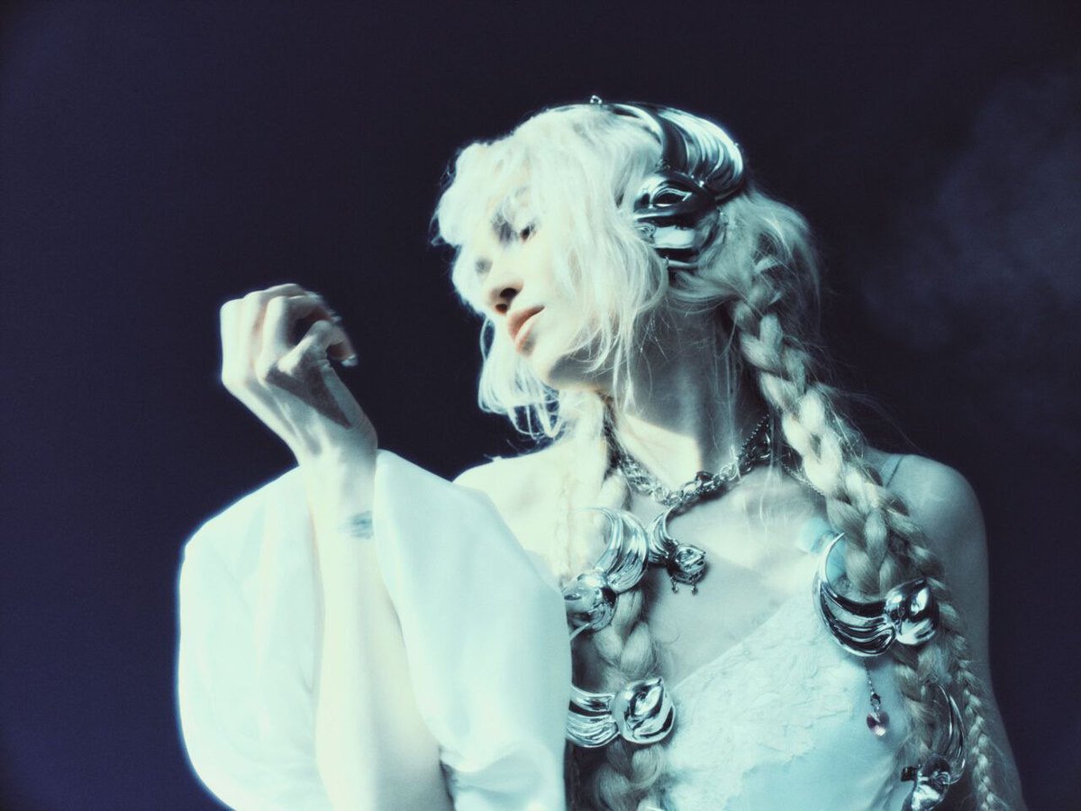 grimesfeed's tweet photo. Grimes photographed by Seiya Fujii https://t.co/nW0mdJQyRo