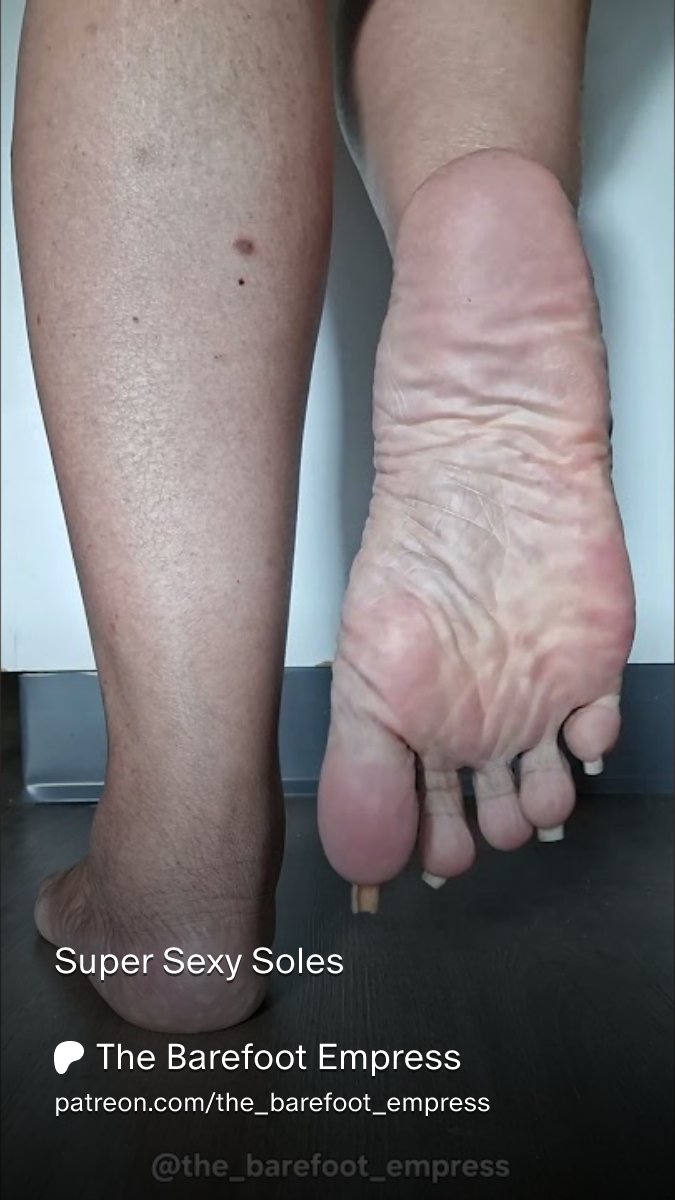 EmpressBarefoot's tweet photo. https://t.co/V99xcrkpu6 #footfetishcommunity #feet #legs #longtoenails https://t.co/sI6QE0LHQJ