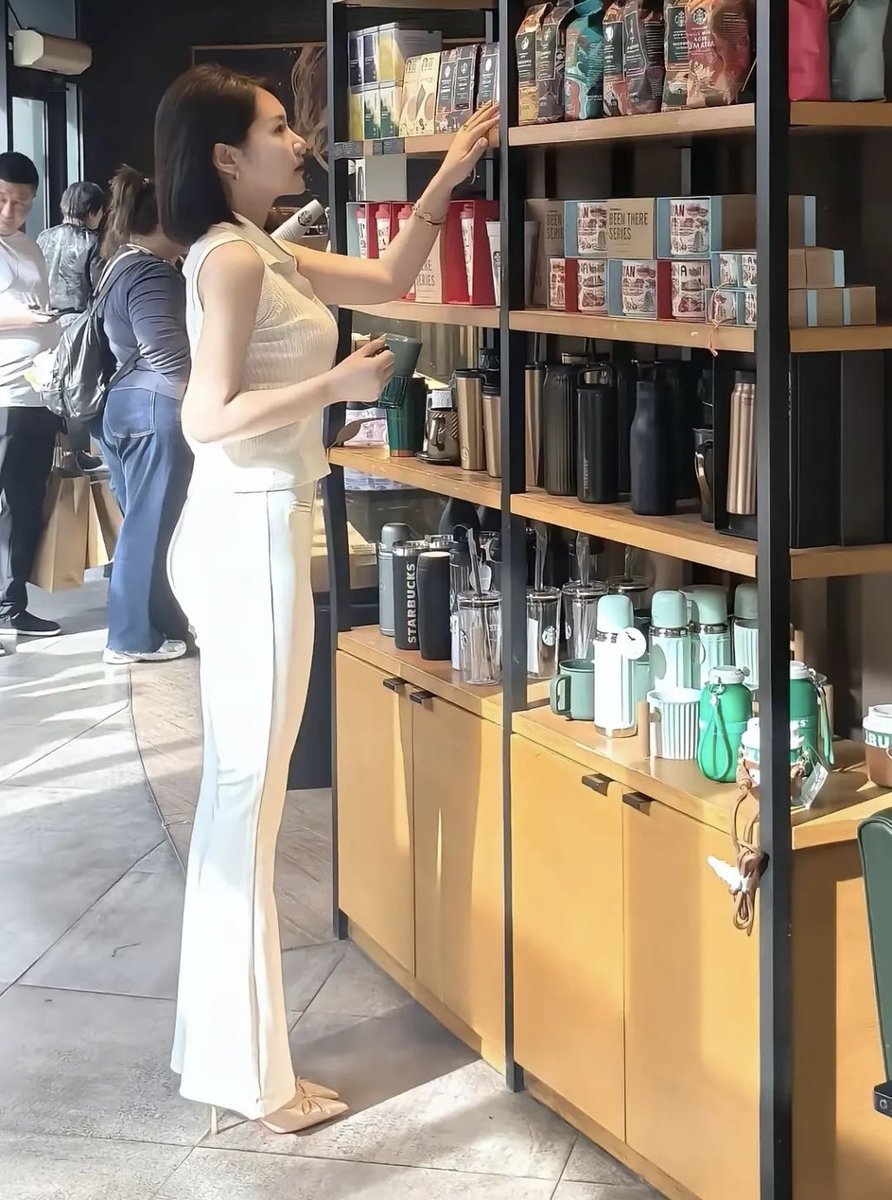 hanxiazi's tweet photo. 新认识一个朋友，感觉她很像一个明星，但是想不起来。
她自己说出来了，很多人都问她是不是高圆圆的妹妹，长得也太像了吧？
她每次都说是，只不过自己的名字不叫做高扁扁😄
长得漂亮就算了，情商还这么高，真是老天爷给饭吃。 https://t.co/Z9P2tVFQ1C