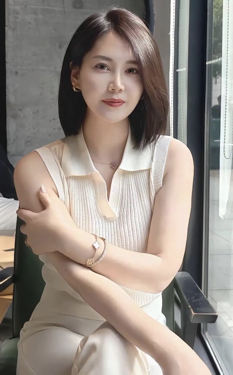 hanxiazi's tweet photo. 新认识一个朋友，感觉她很像一个明星，但是想不起来。
她自己说出来了，很多人都问她是不是高圆圆的妹妹，长得也太像了吧？
她每次都说是，只不过自己的名字不叫做高扁扁😄
长得漂亮就算了，情商还这么高，真是老天爷给饭吃。 https://t.co/Z9P2tVFQ1C