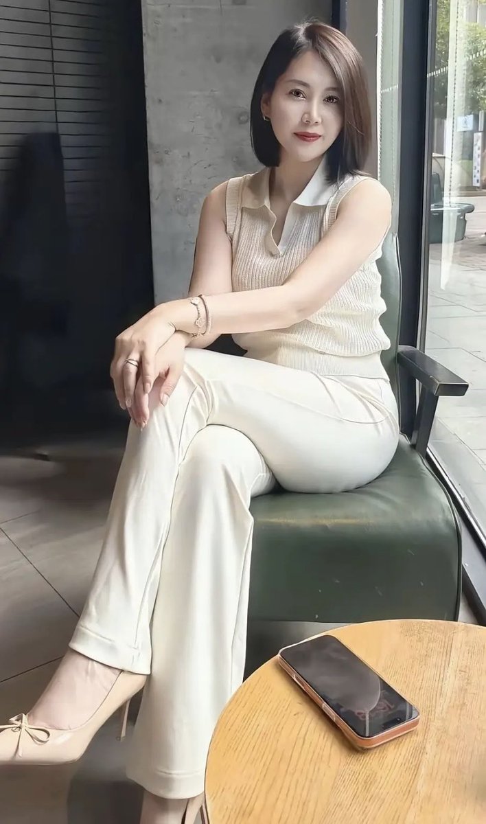hanxiazi's tweet photo. 新认识一个朋友，感觉她很像一个明星，但是想不起来。
她自己说出来了，很多人都问她是不是高圆圆的妹妹，长得也太像了吧？
她每次都说是，只不过自己的名字不叫做高扁扁😄
长得漂亮就算了，情商还这么高，真是老天爷给饭吃。 https://t.co/Z9P2tVFQ1C