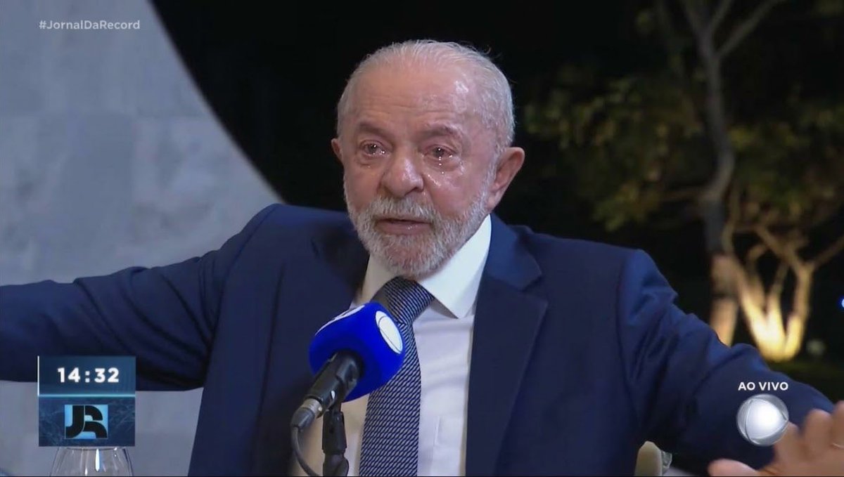 Higordopovo's tweet photo. Lula chora em entrevista à TV Record e fala sobre Flávio Bolsonaro querer transformar o Brasil na Argentina:

“Ontem a Janja me mostrou que uma senhora que se diz chefe econômica da campanha do Flávio disse que, se eles ganharem, vão aplicar no Brasil as políticas econômicas do Milei. Como assim? Vocês vão botar a sociedade brasileira para comer carne de jumento? Na Argentina estão comendo carne de jumento porque as pessoas não têm dinheiro para comprar carne. Lá, o Milei cortou aposentadoria de idosos de 80 anos, que hoje moram na rua, comem lixo e estão morrendo com depressão. Cortou o dinheiro da educação e tem universidade sem água para os alunos beberem. A mortalidade infantil aumentou porque as mães não têm o que dar para os seus filhos comerem. Eu fico emocionado falando sobre isso porque parece uma loucura. Não é possível que os brasileiros estejam tão cegos de ódio que queiram fazer seus irmãos comerem lixo.”