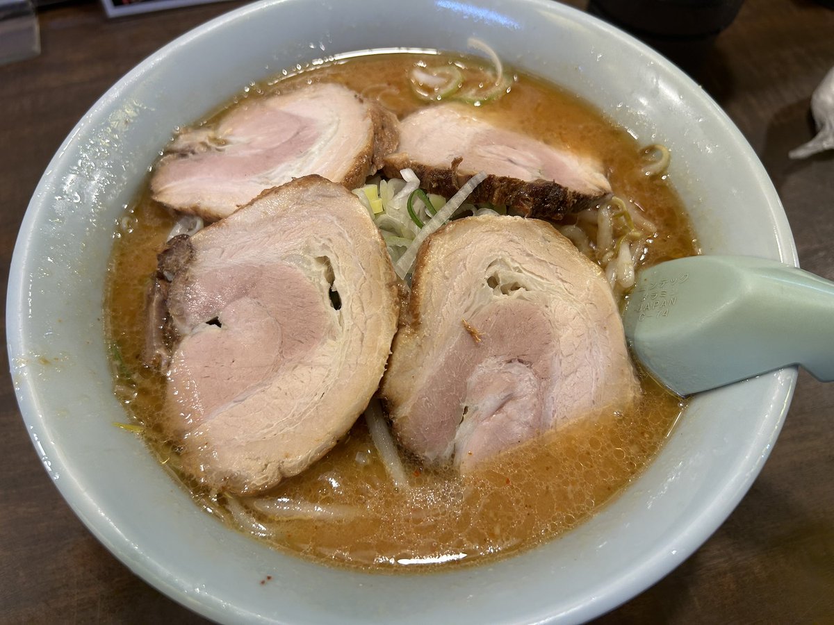 JunSmrz's tweet photo. 久しぶりに野手に行ったら望洋荘がリゾートになっててびっくり。
海の中は平日なので3人👍
その内の1人がキウイのALT教師として来日してるナイスガイで海上がりに少し話したけど佐渡ヶ島でも波乗り出来るらしい。
もう1人のロコらしき彼もナイスガイだった。
〆は華小屋。
味は変わったけどうまいね〜 https://t.co/ItNI5ngz5o