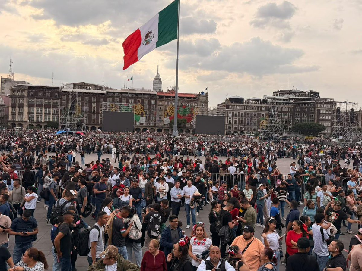 rosaicela_'s tweet photo. El #Zócalo comienza a pintarse de verde, blanco y rojo con la llegada de miles de personas que, con júbilo, están listas para celebrar junto con la Presidenta @Claudiashein el #GritoDeIndependencia. 🇲🇽 https://t.co/wyQ0tG94Q0