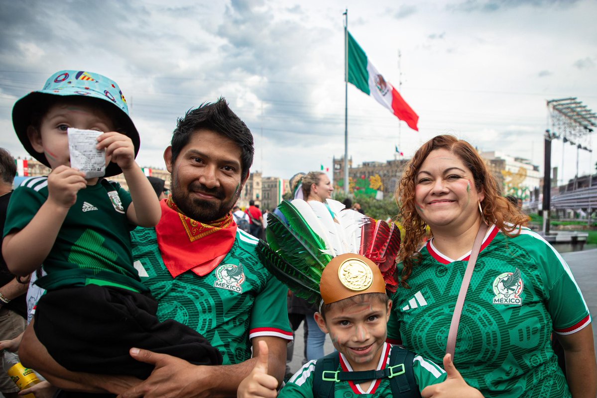 rosaicela_'s tweet photo. El #Zócalo comienza a pintarse de verde, blanco y rojo con la llegada de miles de personas que, con júbilo, están listas para celebrar junto con la Presidenta @Claudiashein el #GritoDeIndependencia. 🇲🇽 https://t.co/wyQ0tG94Q0