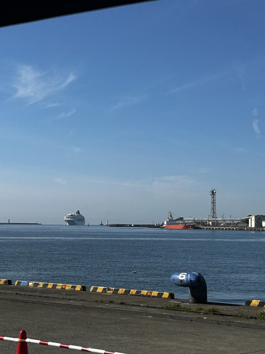 portoftoma60th's tweet photo. \飛鳥Ⅱ 間もなく入港です!⛴/

本日、飛鳥Ⅱが再び寄港します!!
9:00～入船ふ頭にて、お出迎え可能ですー!!✨
みなさまのお越しをお待ちしております🥹🫶✨

 #苫小牧  #苫小牧港  #飛鳥2  #クルーズ https://t.co/dnASaCVLhS