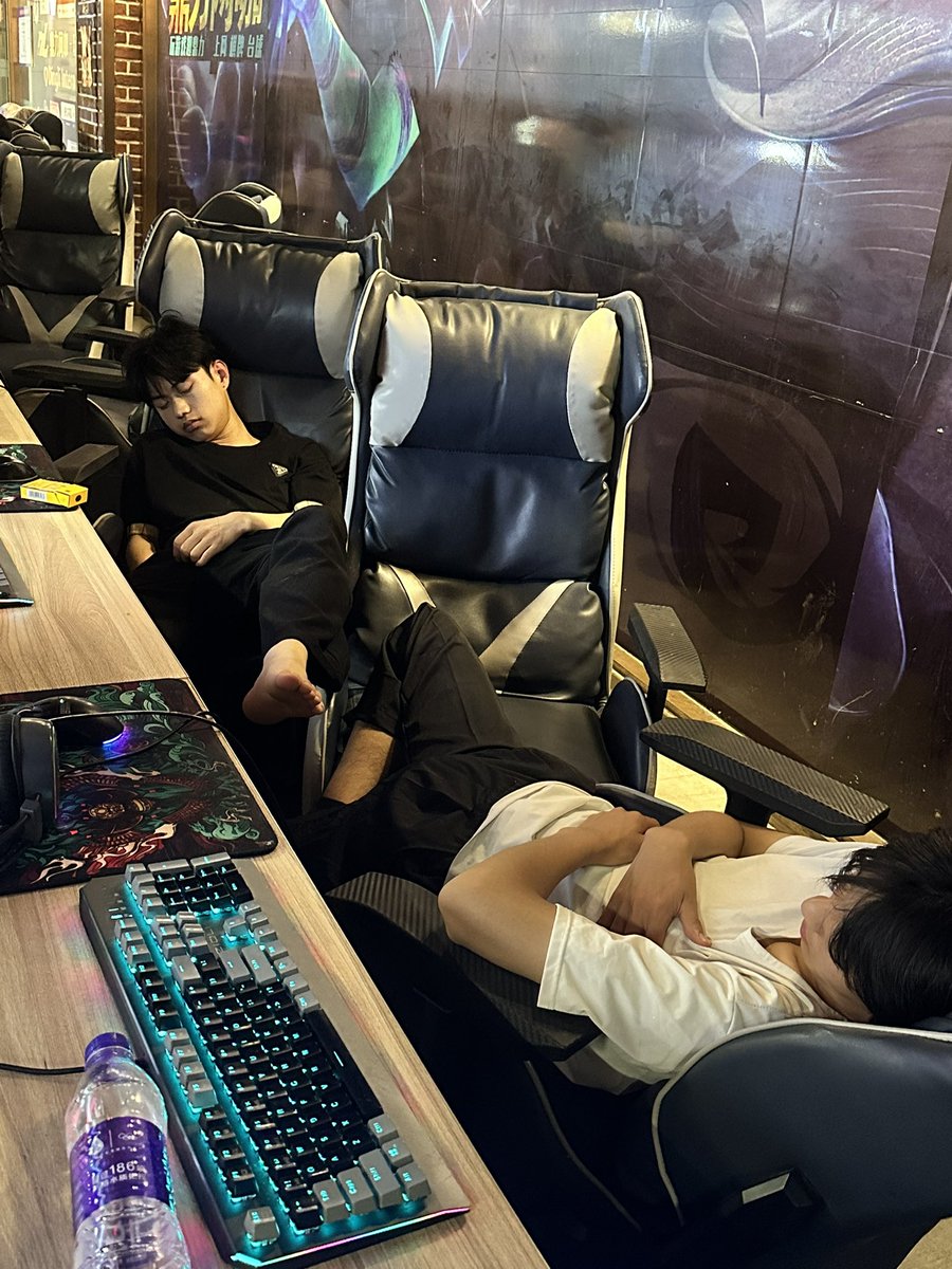 treesname's tweet photo. 网吧偷摸 2 个直男 编号 006
附近厂子打工的周末网吧通宵，都很帅，白衣服睡眠很轻一碰就醒，黑色衣服睡得很沉可以随便摸。单独 40，会员详见置顶。 https://t.co/IFuLVSsPIM