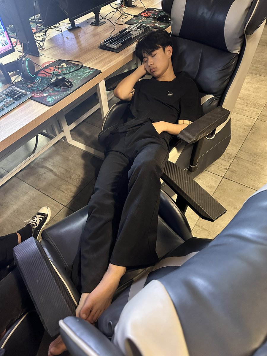 treesname's tweet photo. 网吧偷摸 2 个直男 编号 006
附近厂子打工的周末网吧通宵，都很帅，白衣服睡眠很轻一碰就醒，黑色衣服睡得很沉可以随便摸。单独 40，会员详见置顶。 https://t.co/IFuLVSsPIM