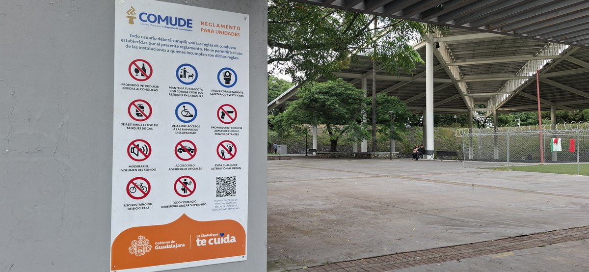 ilsemreportera's tweet photo. Oye @comudegdl prohíbes que entren bicis y los únicos que ingresan con bicis son los policías. En la #ExPenal urge pero prohibir que los MOTOCICLISTAS ingresen circulando a toda velocidad. https://t.co/UMjXrWh7G1