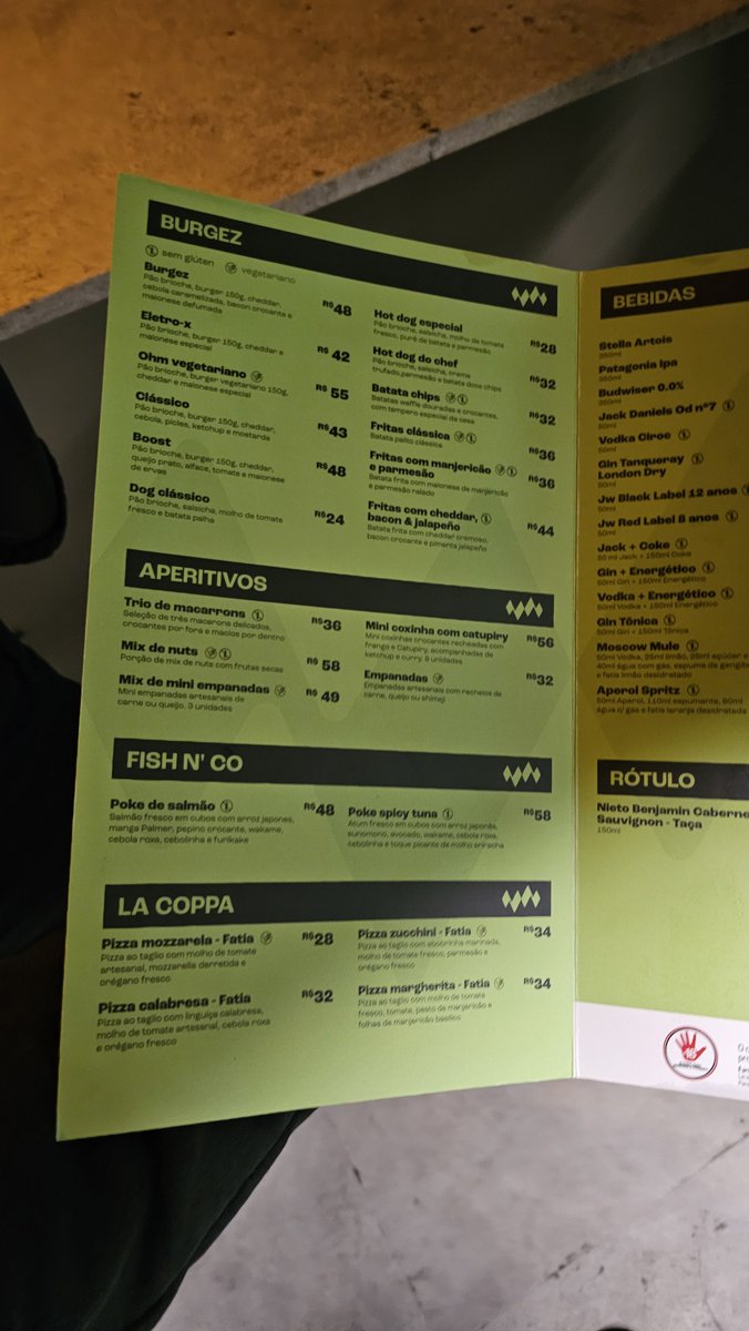felpsgalvao's tweet photo. Preços de comidas e bebidas no Suhai Music Hall. https://t.co/qldTtOdOUf