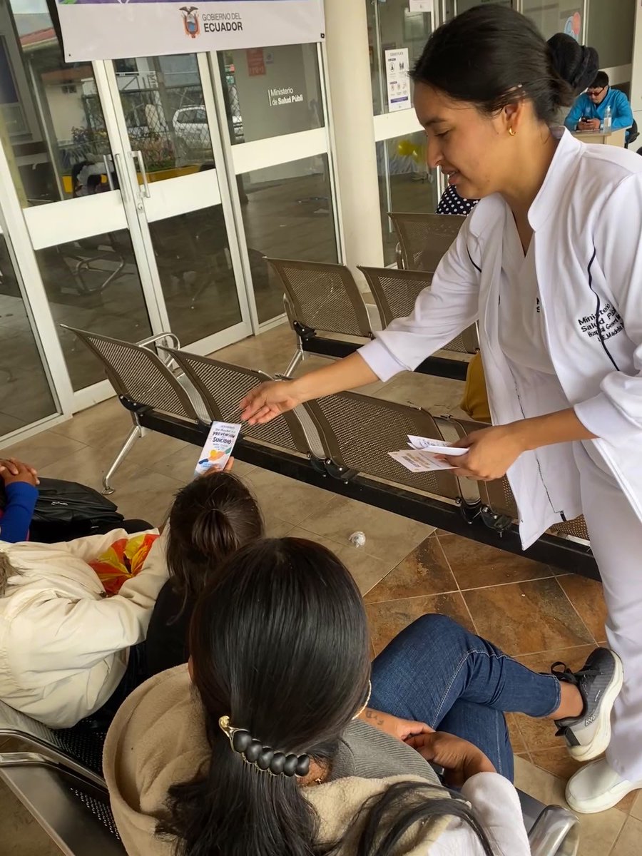 HGeneralMacas's tweet photo. #MoronaSantiago | Amar también salva vidas es el mensaje de las internas rotativas de enfermería del @HGeneralMacas 🏥 orientan a pacientes sobre la prevención del suicidio.
⚕️ Reconocer señales de alerta
🧠 Identificar factores de riesgo
💬 Fortalecer redes de apoyo https://t.co/pXhSCv9LSp