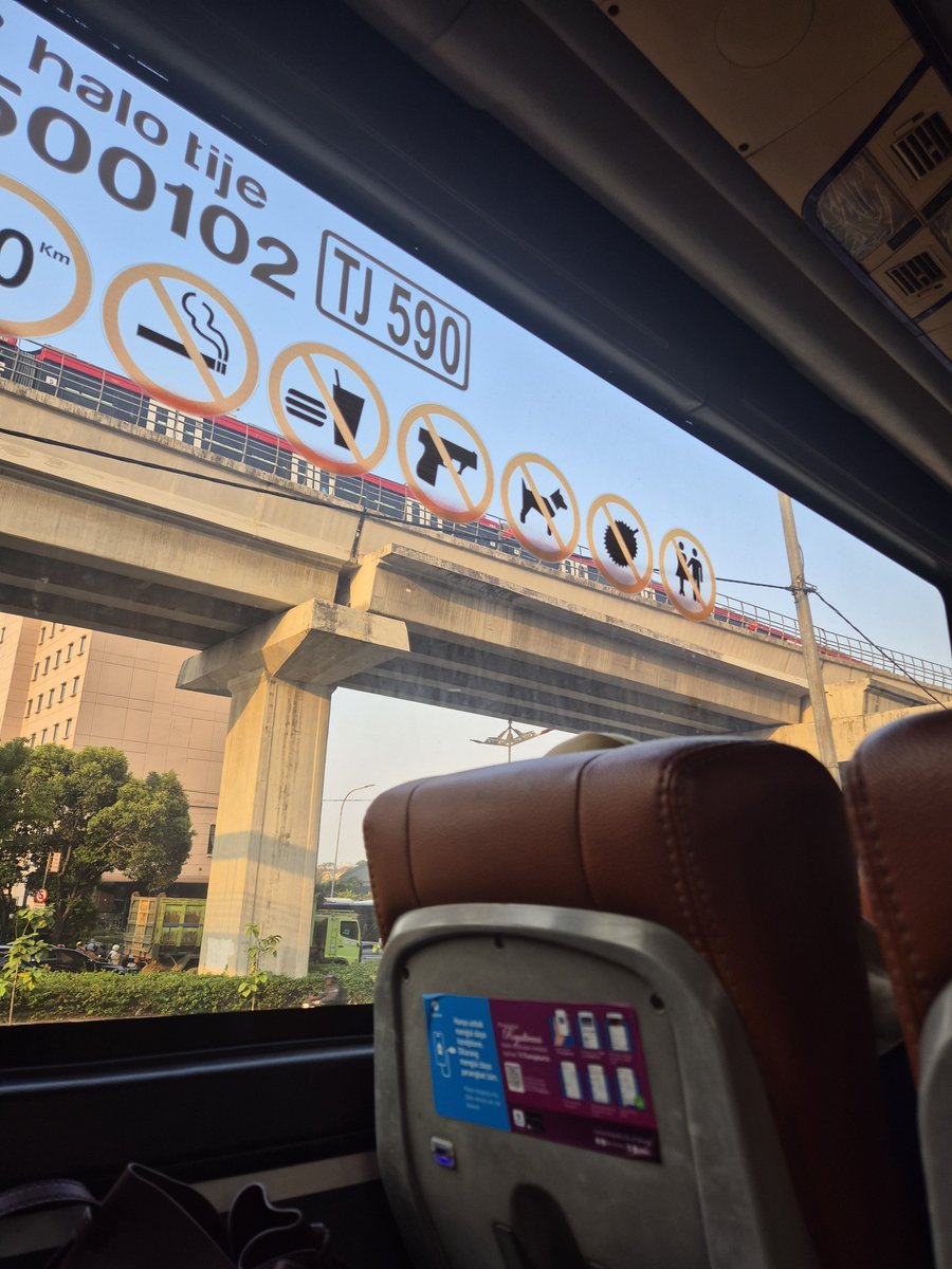 putputriaulia's tweet photo. Admin
@PT_Transjakarta lapor bus royaltrans no 590 1T balaikota-cibubur pagi ini yg ku naiki kursinya rusak ga bisa ditegakin (rebah ke belakang saat disenderin). Tlg segera diperbaiki karena tdk nyaman &amp; menggangu yg blkg. Tuh jaraknya lebar bgt sampai terlihat org belakang. https://t.co/SeZsWvJ4fm