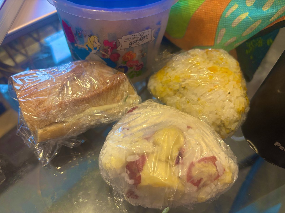 Flikemeat's tweet photo. カボチャご飯、さつまいもご飯、サンドイッチ
#弁当記録
#弁当 https://t.co/JjaR694fMU
