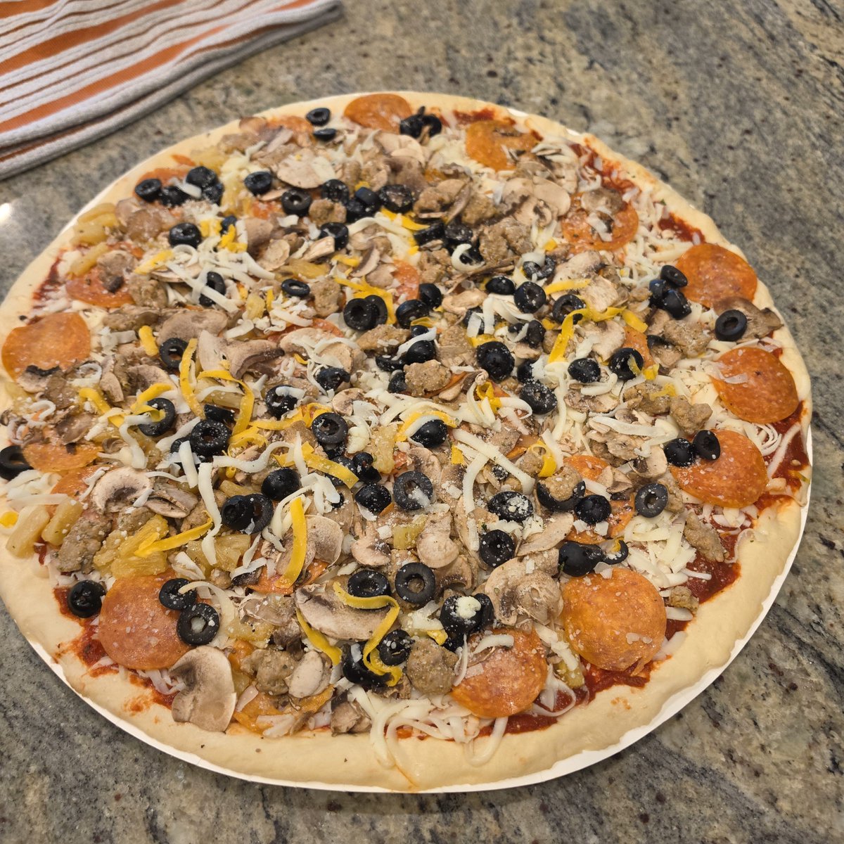 SEricksonparody's tweet photo. I orderd pineapple on half of my pizza. Can you see much pineapple? Not very good and paying extra for pineapple. Fail
@papamurphys https://t.co/AW0bpfLPf8