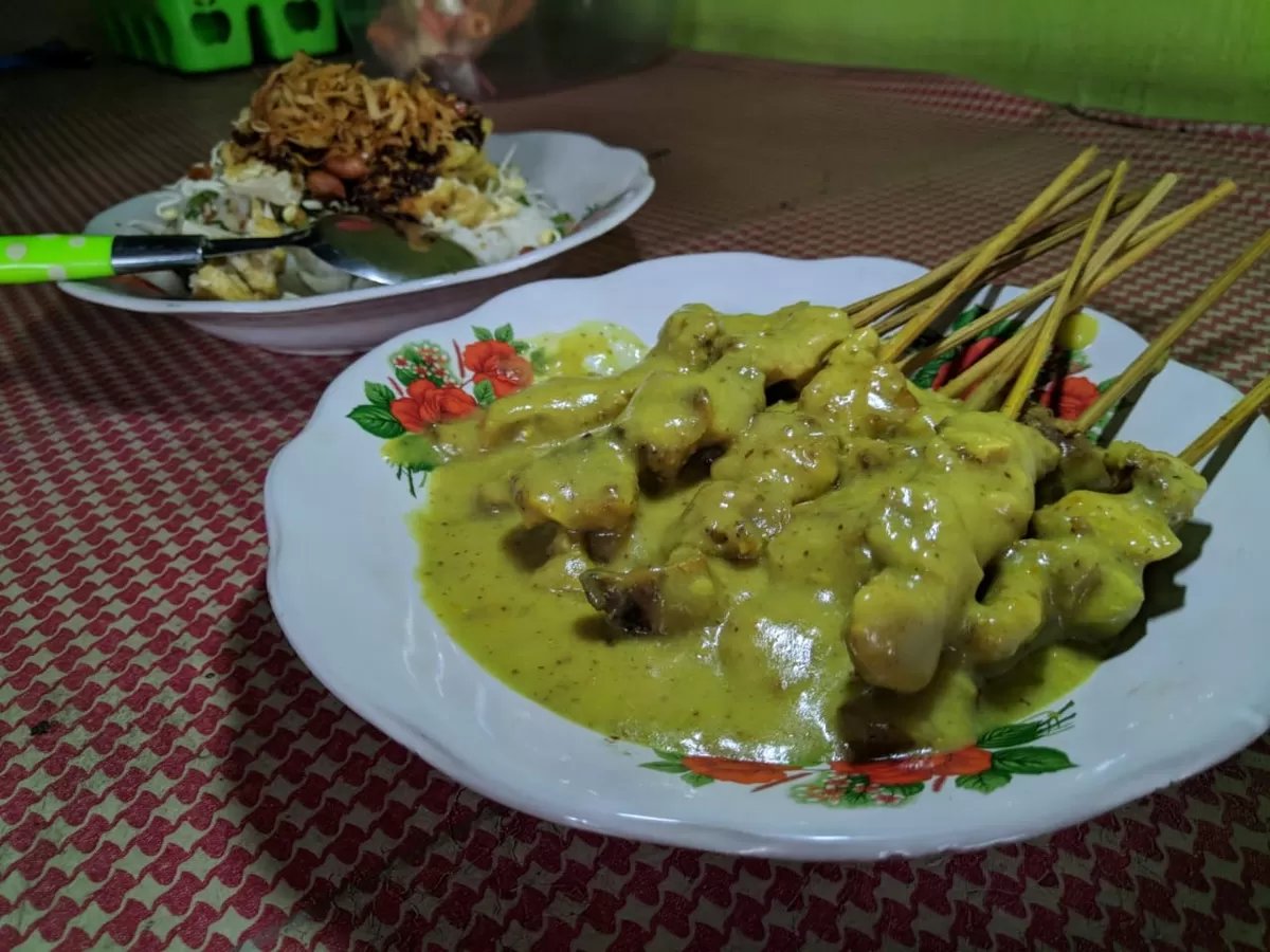 Batang_Tegak89's tweet photo. @arieparikesit Kalau ke Ponorogo coba ke kecamatan Balong.
Ada sate blendet hampir mirip sate Padang 
Makannya biasanya dengan nasi tahu https://t.co/RcFX6PCxJh