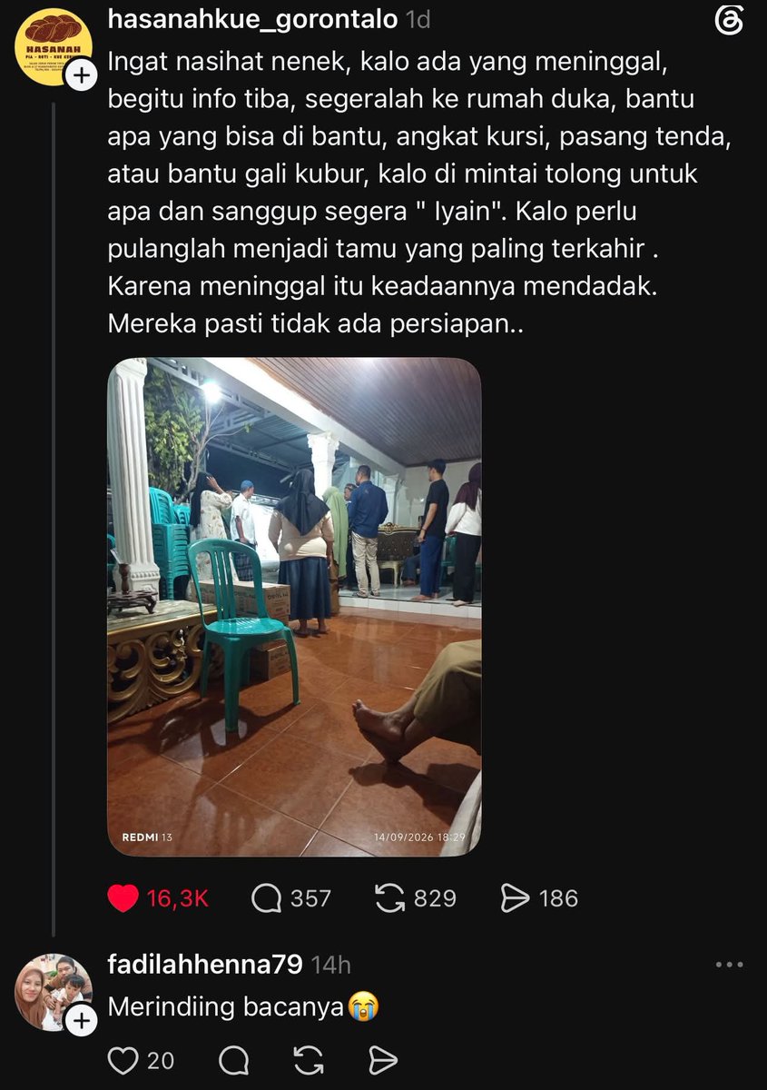 KapudS640's tweet photo. Meanwhile, buat kami yang tinggal di lingkungan Newcastle United:

Bapak wafat, hari-hari berlalu cepat banget sampai kami bahkan belum sempat nangis karena sibuk ngurusin ini-itu. Beberapa jam setelah Bapak dimakamkan, gue, Ibu, dan adik-adik akhirnya kumpul di kamar Ibu Bapak. Kami pelukan sambil nangis.

Tiba-tiba Pak RT buka pintu kamar tanpa ketuk dan langsung bilang, “Bu, nanti malam yang tahlilan bapak-bapak sekian orang, ibu-ibu sekian orang, anak-anak sekian orang.”

Terus disuruh siapin amplop sekian buat dewasa, sekian buat anak-anak. Bahkan di bukunya udah ditulis siapa aja yang tadi ikut salat, ikut ke makam, sampai ikut gali kubur.

Gilaaaa 😭

Pertama, nggak sopan banget main buka pintu kamar orang tanpa ketuk.

Kedua, kami kan nggak ngadain tahlilan. Boleh nggak sih? Kok jadinya kayak wajib banget?

Ketiga, gue shock ternyata ada “patokan harga” amplop berdasarkan status sosial di masyarakat 😭

Keempat, boleh nggak kami nangis dulu? 😭

Sakit hati banget lihat Ibu yang baru kehilangan separuh jiwanya, tiba-tiba lagi nangis malah ditodong mikirin duit buat acara tahlilan.

Setelah diskusi panjang soal tahlilan, akhirnya adik laki-laki gue bilang, “Yaudah Bu, nggak apa-apa tahlilan aja satu malam. Niatin sedekah buat Bapak. Cukup satu malam, nggak perlu tujuh malam berturut-turut, 40 harian, 100 harian, dan seterusnya. Bagaimanapun kita tinggal di lingkungan ini, supaya tetap menjaga nama baik Bapak dan keluarga.”

Akhirnya sepakat, satu malam aja.

Tau habis berapa?

Yes! Puluhan juta mah nggak ke mana 😅

See? Orang lagi berduka itu harusnya dibantu, bukan malah dibebani dan dimintain duit. Kesedihan aja belum selesai, masih harus mikirin gimana menjamu orang dan ngurus acara segala. 😭