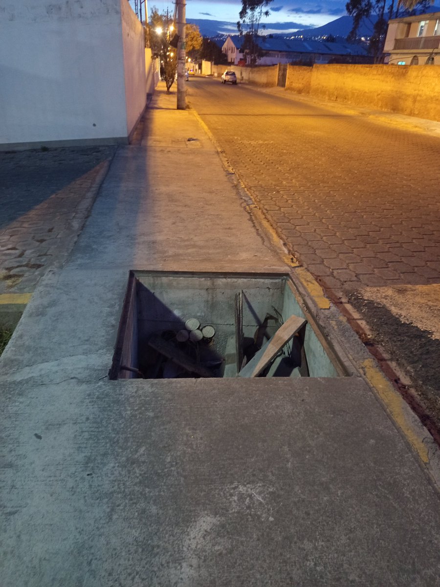 paclogvil's tweet photo. Un verdadero peligro la vereda de la calle Bonanza en Calderón. Una caja de cableado sin tapa. Otra caja con tapa en mal estado.  Y cables colgantes mal templados. Una triple amenaza para los ciudadanos.
Por favor una solución @municipiodequito, @pabelml @GADCalderon_DMQ , https://t.co/NSmlYDatIz