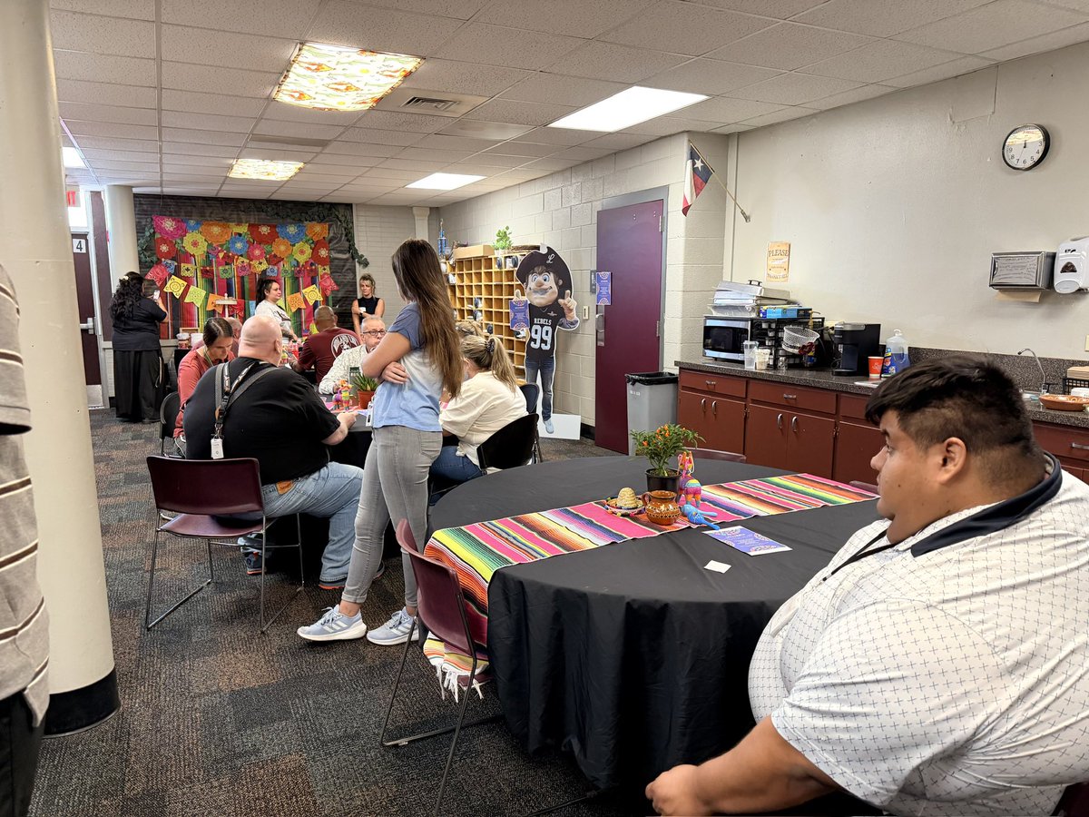 MidlandLFHS's tweet photo. 🤠 A huge rebel thank you to the Lee Freshman PTA for providing a wonderful pot luck for our staff!🩶❤️

#leefreshmanhighschool #rebelpride #PTA #famiLEE #midlandisd https://t.co/nA4K7FNoUJ