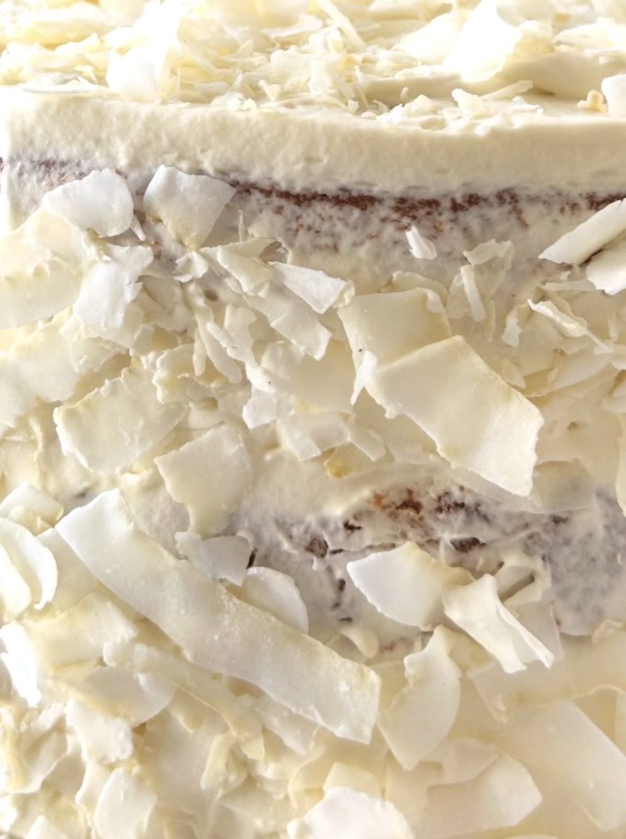 Silnari's tweet photo. Hay tortas que son clásicas por algo. 
La Balcarce es una de ellas, respetando la receta original,  le dí un toque personal: la vestí entera con escamas de coco.

Es artesanal, es delicada y es de esas tortas que no necesitan presentación.
Hecha a mano, y con ingredientes frescos.

Conseguila acá 👇

https://t.co/KLz4NuApb2