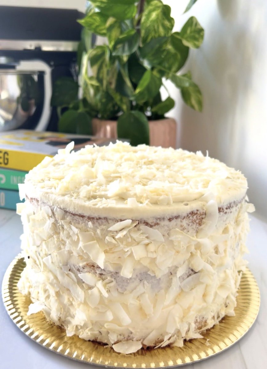 Silnari's tweet photo. Hay tortas que son clásicas por algo. 
La Balcarce es una de ellas, respetando la receta original,  le dí un toque personal: la vestí entera con escamas de coco.

Es artesanal, es delicada y es de esas tortas que no necesitan presentación.
Hecha a mano, y con ingredientes frescos.

Conseguila acá 👇

https://t.co/KLz4NuApb2