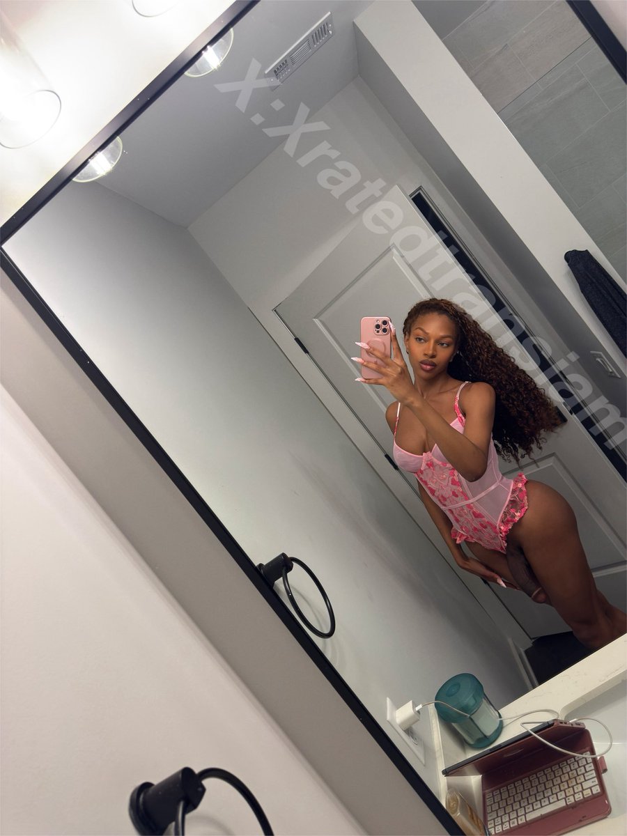 FreakyMia4real's tweet photo. @babyshailo What about me 😥 https://t.co/gwSnF45Cik