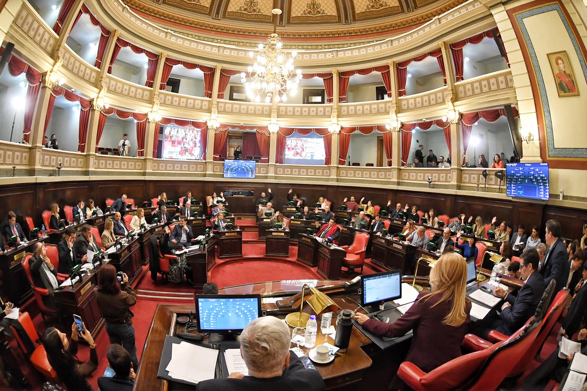 ayeduran's tweet photo. Hoy tuvimos sesión en el @Senado_BA 🏛️

Uno de los proyectos que aprobamos es el que había presentado a partir de la articulación con @TurismoPBA y el @colegioturismo bonaerense, proponiendo la transferencia al Colegio del Registro de Guías de Turismo provincial.

Este es un logro concreto para el sector, en la medida que en que reconoce el rol del ente que nuclea a las y los profesionales.

Una medida que apunta a fortalecer la actividad e impulsar su desarrollo.