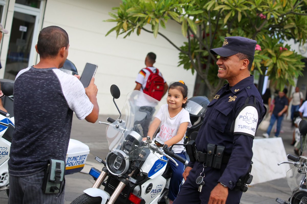PNCSV's tweet photo. En este 15 de septiembre, nacionales y extranjeros han aprovechado para disfrutar las atracciones del Centro Histórico de San Salvador. 

La seguridad está garantizada con el despliegue de los equipos policiales. https://t.co/QuVE8LcoKj