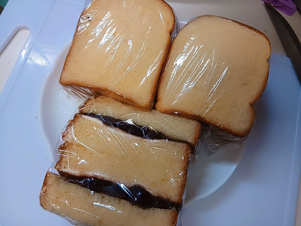 yott_chan's tweet photo. 小中今日はなんちゃらの日で給食なし😭
超ミートなパスタはくっつきにくいパスタソースっての。セルフで昼食お願いします🍝
チョリソーフランス🌭小さめ食パンは業スー便利😁クリチーあんこ🍞
 #お弁当  #お昼ご飯  #高校生弁当 https://t.co/cilagD25rN
