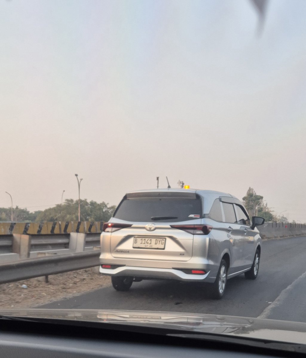 uyunkim's tweet photo. @PTJASAMARGA Mobil @PTJASAMARGA bukan? Kenapa jalan mundur di jalan akses masuk tol karawang timur? Ga tau kalo itu membahayakan pengguna jalan yg lain? https://t.co/gT19zphO3c