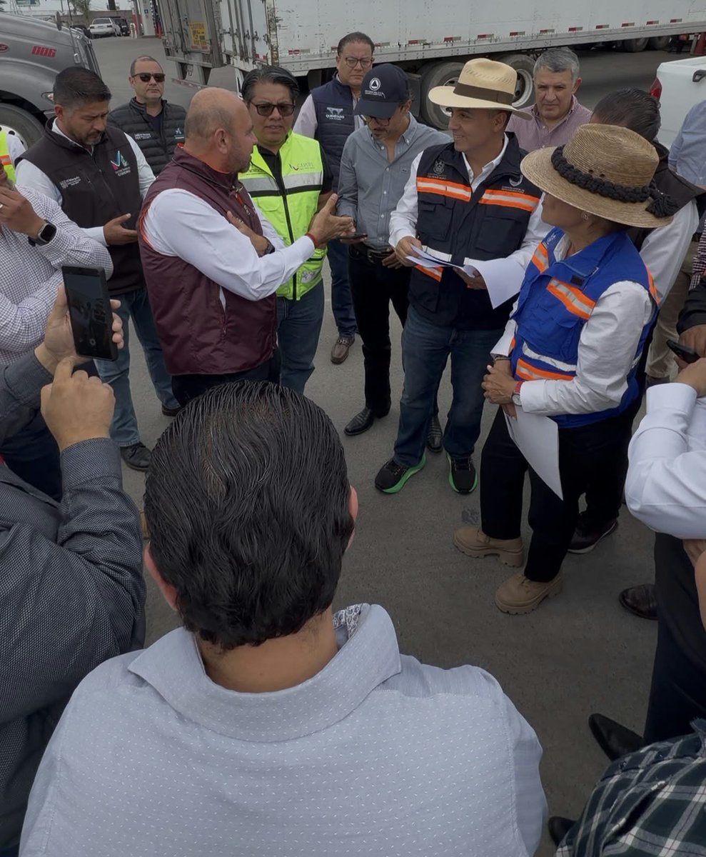 SEGOB_Queretaro's tweet photo. El secretario de Gobierno, @Eric_gudino encabezó una reunión de trabajo interinstitucional para dar seguimiento a las inquietudes expresadas por la ciudadanía en torno a la Carretera Federal 57, en la que participaron el titular de la Secretaría de Infraestructura, Comunicaciones y Transportes SICT Querétaro, Carlos García Villaseñor; los representantes de CAPUFE, Víctor Martínez; y de BANOBRAS, Gerardo Valdés.

También estuvieron presentes autoridades estatales y de los municipios de Querétaro y El Marqués, con el propósito de fortalecer la coordinación entre los distintos órdenes de gobierno y dar seguimiento.
#AquíContigo