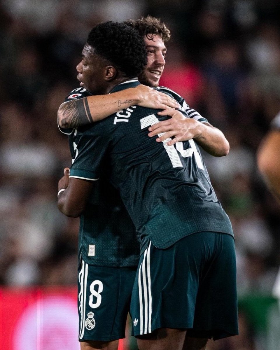Sh871245gha's tweet photo. @SeputarMadrid foto terbaru 2 sahabat yang berpelukan 🥰 @SeputarMadrid https://t.co/vXfpPaVvpa