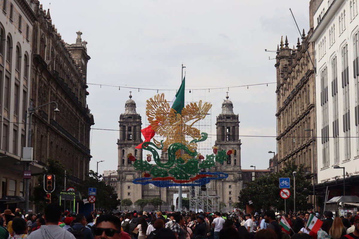 rosaicela_'s tweet photo. Ya se vive la fiesta mexicana en el primer cuadro de la capital del país. La gente llega con alegría, vestida con trajes típicos para ser parte del #GritoDeIndependencia. 🇲🇽 @Claudiashein https://t.co/UawtM71ToE