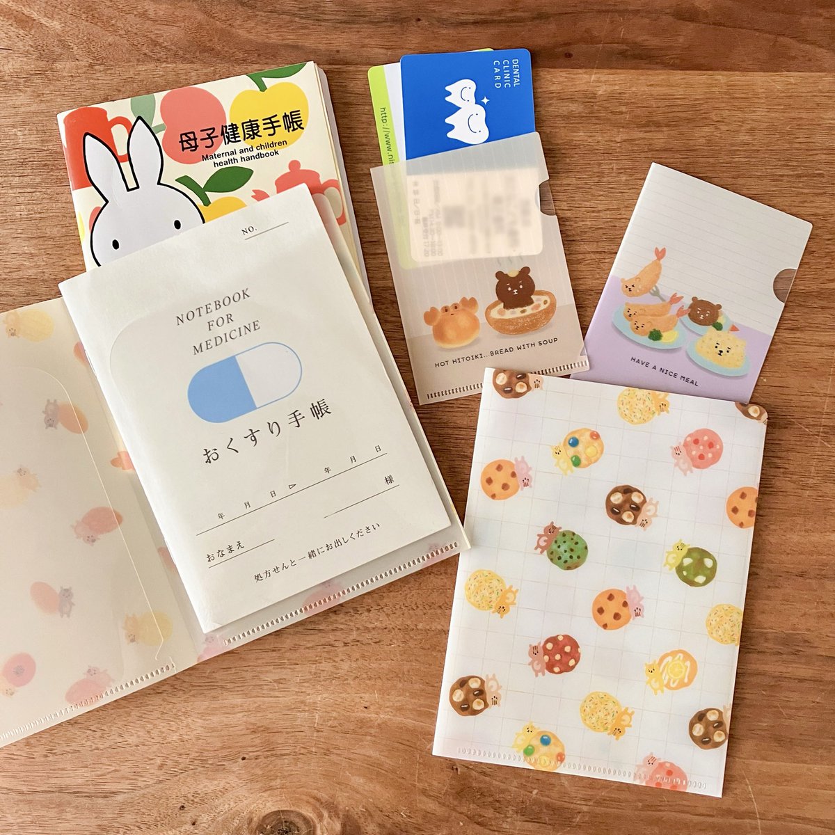 pinebook_pine's tweet photo. ❤️新商品のお知らせ🥐

aoyoshiさん(@aoyoshi35 )とのコラボ商品が発売されました🎉

とっっっても可愛い「ふうズー」の世界を楽しめるので、是非チェックしていただきたいです！

今日はまずこちらのミニファイルセット✨
大きい方はお薬手帳、小さい方はカード類の収納にぴったりのサイズです💡 https://t.co/UIxAGMMheY