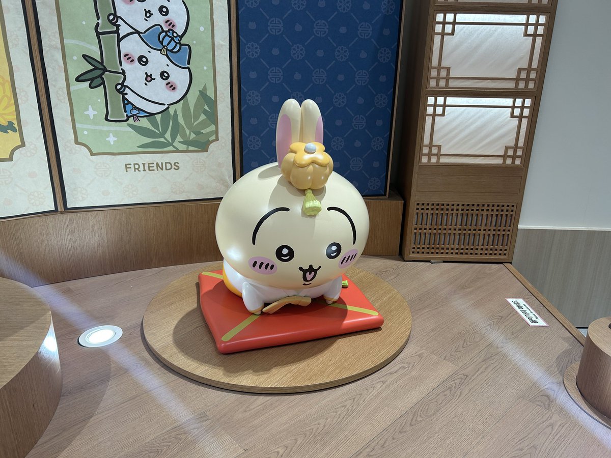 8raichi____'s tweet photo. 韓国・龍山のアイパークモールにある ちいかわショップに行きました。朝イチで行って整理券を1番にもらって入店。可愛すぎるうさぎの脚をお裾分けします。 https://t.co/pcp644QowS