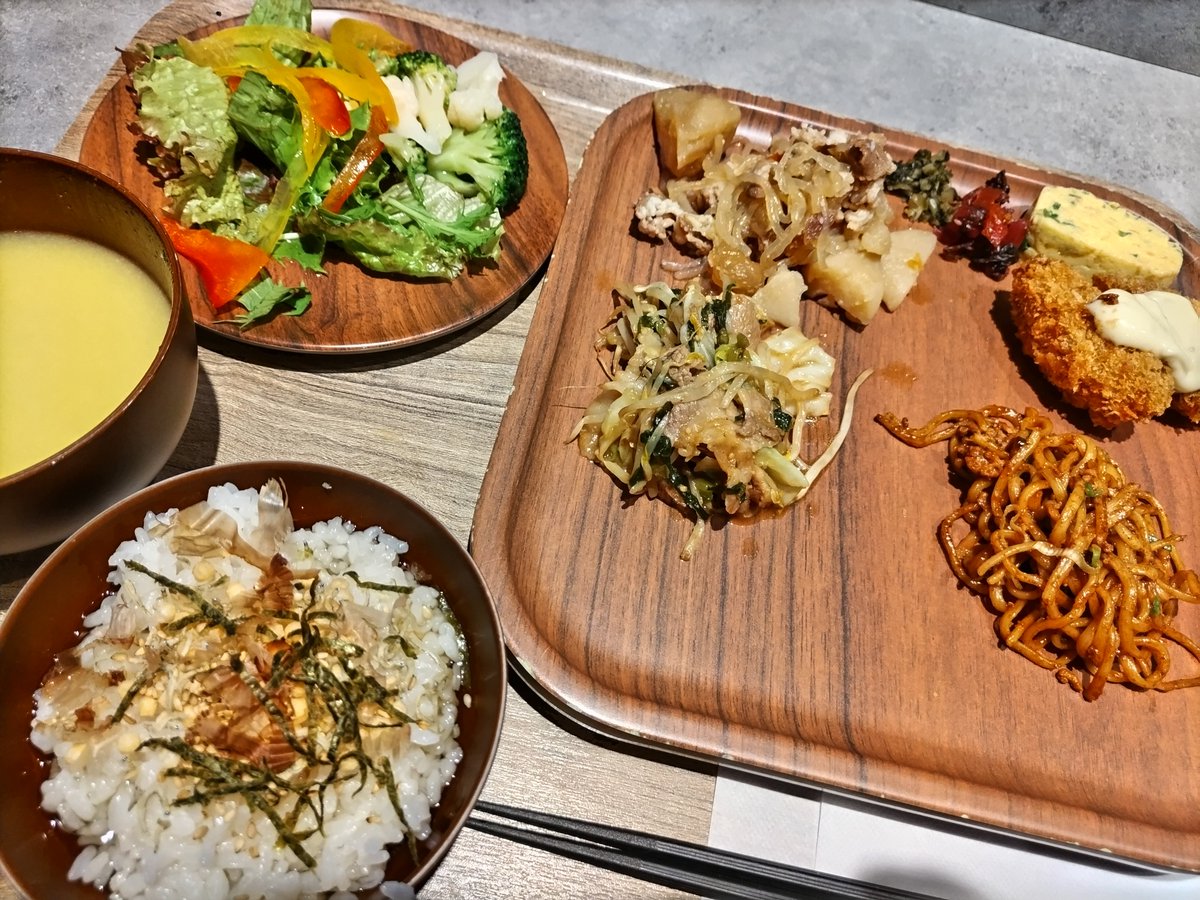 810mix_A4's tweet photo. ベュッヘ。
小洒落た皿というのはシェフの手腕を試すのであろうかそれを朝食の場に持ち込まれて敗北。
決して私が木製の盆にぶちまけたわけではないのです。
ただ食べ物には罪も文句もございませぬ、広島の味覚も入っておりました。 https://t.co/BCYrtrh6sZ
