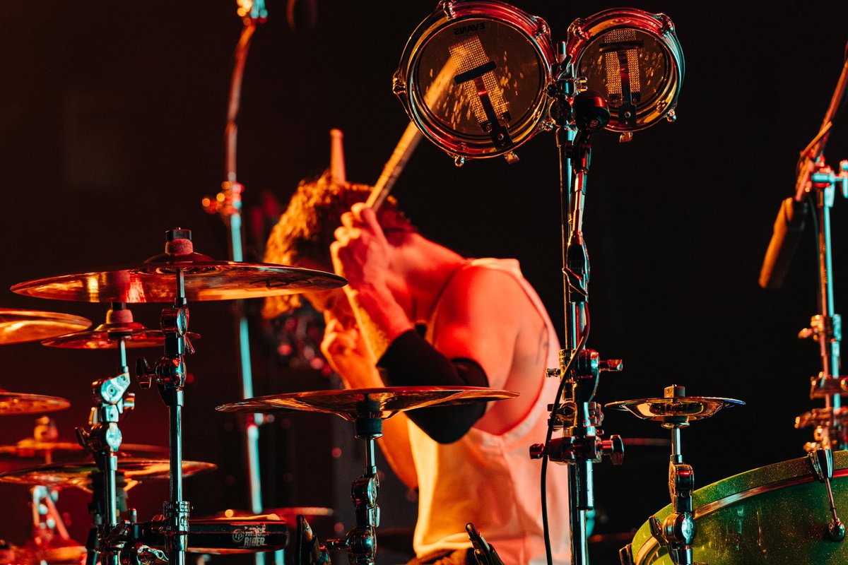 Halestorm's tweet photo. 🎶 Incredible show in Raleigh! Thanks to everyone who came to check us out. Great seeing our fans and meeting new ones 🎶

📸: @abarringtonevans 

#halestorm #freakfam #Babymetal #violentvira https://t.co/N55Qpu2iv7