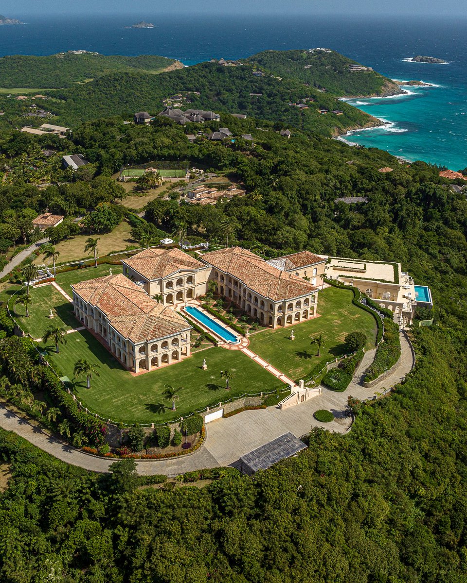 FrancoisCame's tweet photo. Photos de la villa louée par Mathieu Pigasse pour ses vacances (430 000 €, 18 domestiques compris). 

Cela nous permet de savoir que le patron de Radio Nova a le même goût de chiotte qu'un oligarque russe qui aurait engagé D. Trump comme architecte d'intérieur. 🙂

@MPigasse https://t.co/BxzMiBCHlm