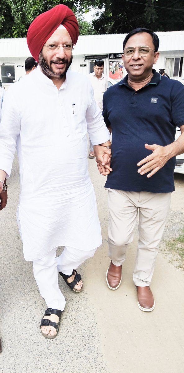 GorakhpurSyed's tweet photo. CWC अखिल भारतीय कांग्रेस कमेटी प्रशासन प्रभारी श्री गुरदीप सिंह सपल जी से मुलाक़ात करते हुए
सैयद इकबाल अहमद
राष्ट्रीय महासचिव 
भारतीय राष्ट्रीय काग्रेंस अल्पसंखक विभाग
पीसीसी सदस्य उप्र
#AICCOffice #RahulGandhi 
#PriyankaGandhiVadra #CongressParty https://t.co/tsGBT2bFWV