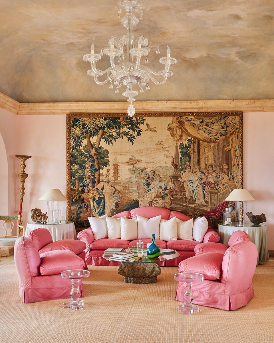 FrancoisCame's tweet photo. Photos de la villa louée par Mathieu Pigasse pour ses vacances (430 000 €, 18 domestiques compris). 

Cela nous permet de savoir que le patron de Radio Nova a le même goût de chiotte qu'un oligarque russe qui aurait engagé D. Trump comme architecte d'intérieur. 🙂

@MPigasse https://t.co/BxzMiBCHlm