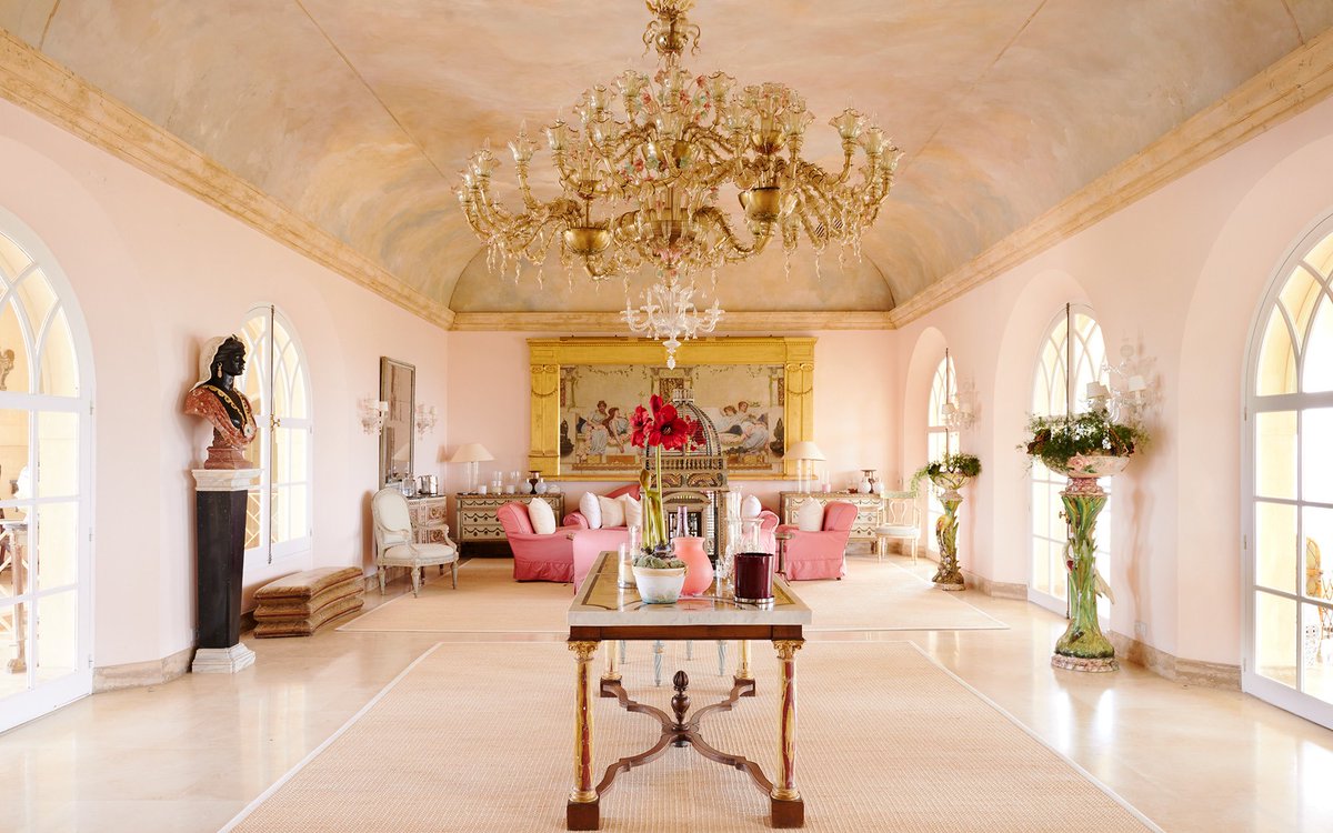 FrancoisCame's tweet photo. Photos de la villa louée par Mathieu Pigasse pour ses vacances (430 000 €, 18 domestiques compris). 

Cela nous permet de savoir que le patron de Radio Nova a le même goût de chiotte qu'un oligarque russe qui aurait engagé D. Trump comme architecte d'intérieur. 🙂

@MPigasse https://t.co/BxzMiBCHlm